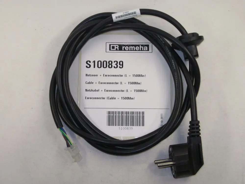 Netzkabel von Remeha mit Euroconnector, aufgerollt. Die Kabelverbindung zeigt einen Stecker und vier weitere Drähte in unterschiedlichen Farben.
